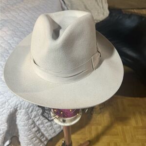 Women’s cow girl hat cream in color